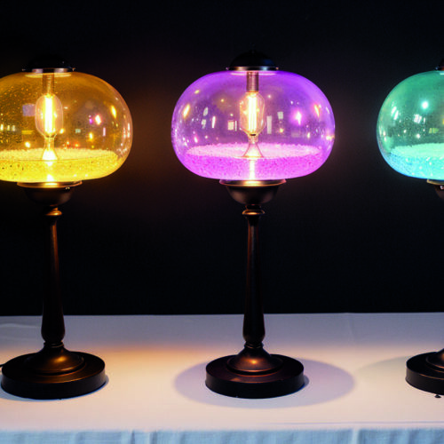 Многофункциональные светильники-скульптуры из переработанного стекла для интерьера и сада