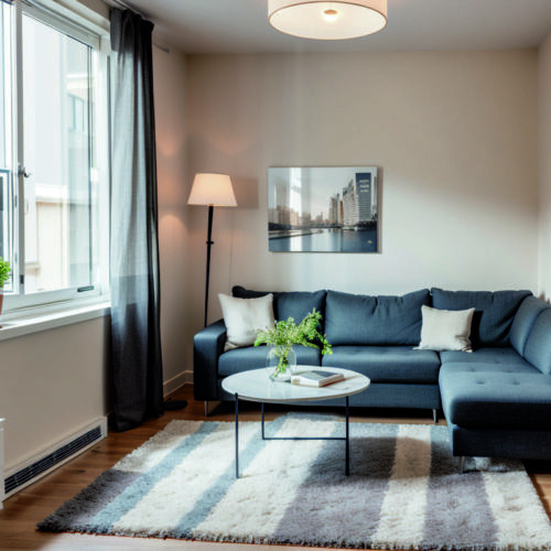 Многофункциональная мебель с встроенными зарядками и скрытыми отделами для быстрого хранения