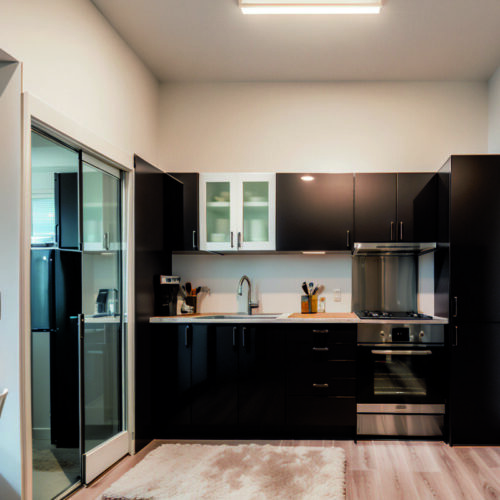 Как превратить встроенный шкаф в скрытую мини-кухню для маленькой квартиры