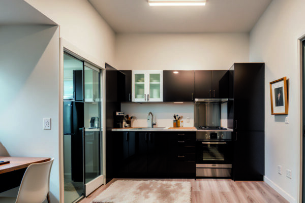 Как превратить встроенный шкаф в скрытую мини-кухню для маленькой квартиры