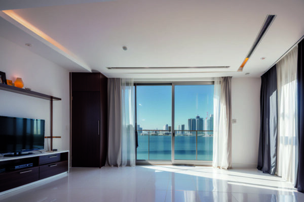 Световые узоры на потолке: как динамические тени от растений создают атмосферу леса в квартире