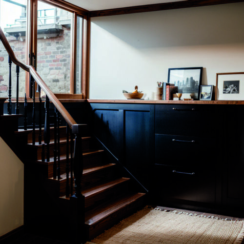 Как превратить старую лестницу в функциональный элемент интерьера с системой хранения