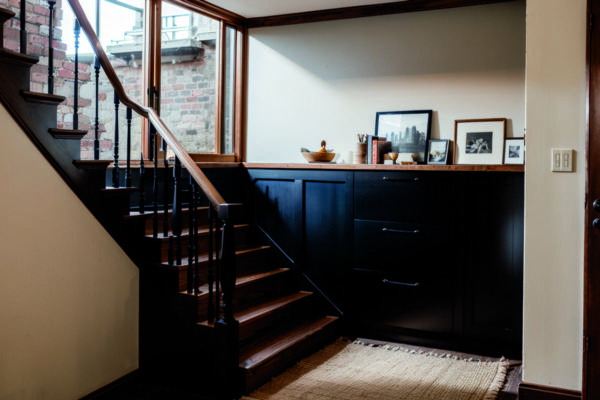 Как превратить старую лестницу в функциональный элемент интерьера с системой хранения