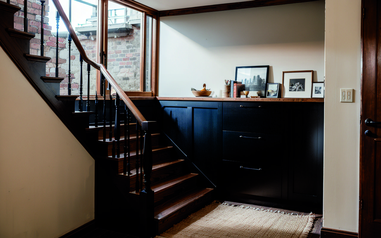 Как превратить старую лестницу в функциональный элемент интерьера с системой хранения