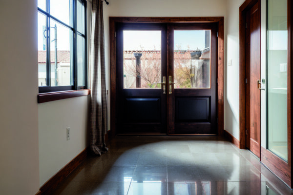 Инновационные текстуры отделочных материалов: как тактильность влияет на интерьерное восприятие