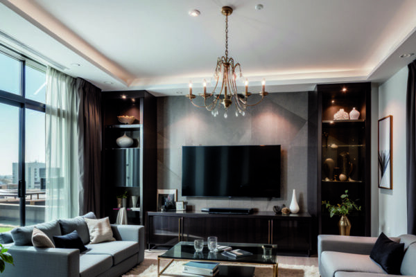 Как преобразить небольшую квартиру с помощью вертикальных перегородок и скрытых хранилищ