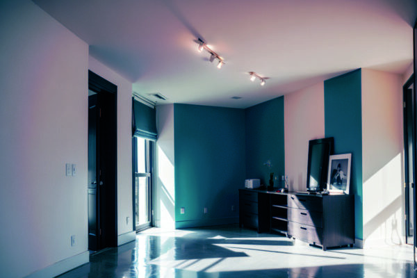 Световые узоры из тени: как использовать негативное пространство для создания атмосферы