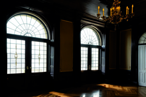 Флуоресцентные акценты в темных интерьерах: свечение вместо света