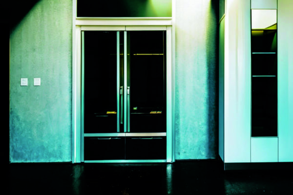 Использование светящихся и магнитных красок для динамических цветовых акцентов