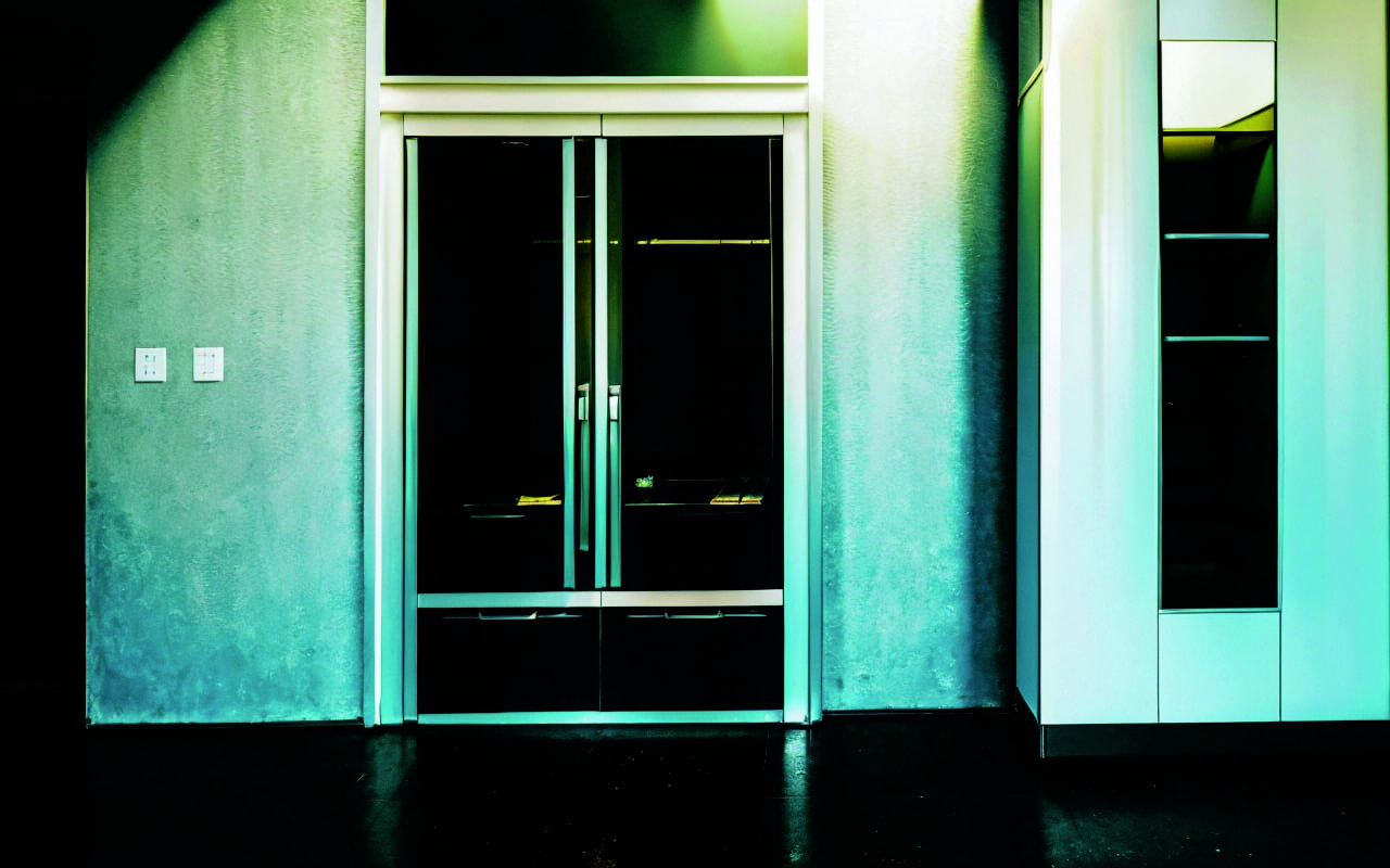 Использование светящихся и магнитных красок для динамических цветовых акцентов