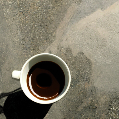 Экологичные отделочные материалы из переработанного кофейного жмыха с текстурой под натуральный камень