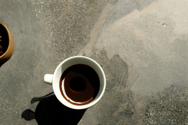 Экологичные отделочные материалы из переработанного кофейного жмыха с текстурой под натуральный камень