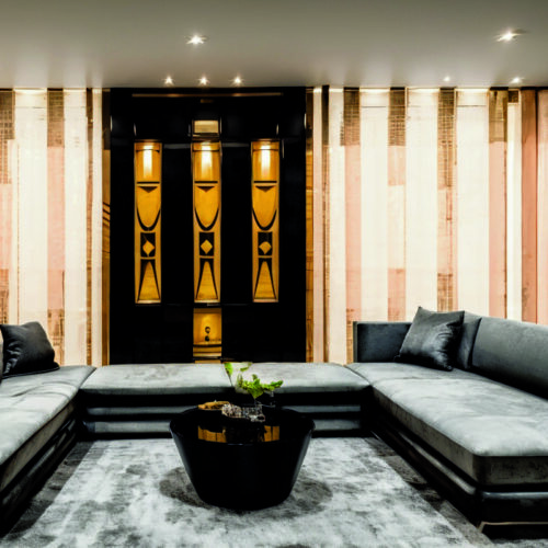 Использование нейтральных тонов для создания динамичного акцентного интерьера с яркими вставками