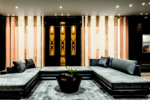 Использование нейтральных тонов для создания динамичного акцентного интерьера с яркими вставками