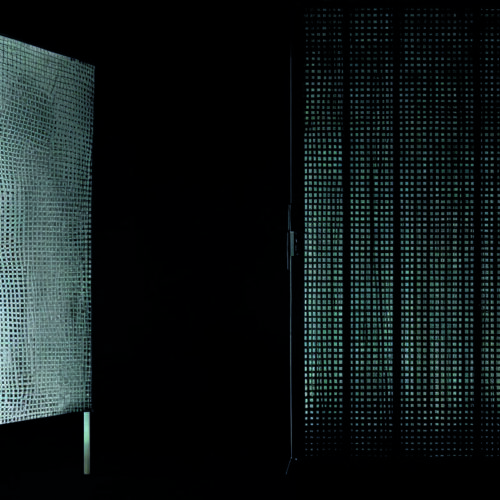 Световые узоры из теней: как создать динамичные сценарии с помощью перфорированных экранов и подвижных источников света