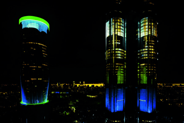 Использование светящихся и флуоресцентных красок для создания динамического цветового пространства