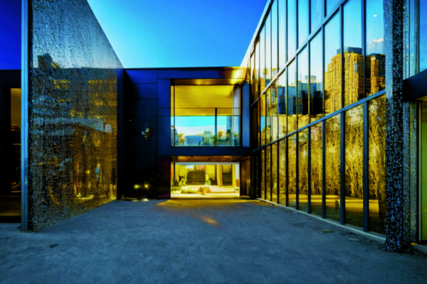 Цветовые акценты в стиле цифрового глитча: хаотичные пиксели для динамичного интерьера