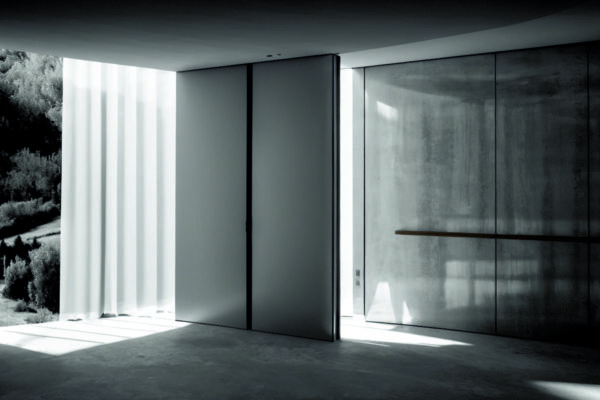 Гризайль в интерьере: элегантность монохрома с игрой светотени