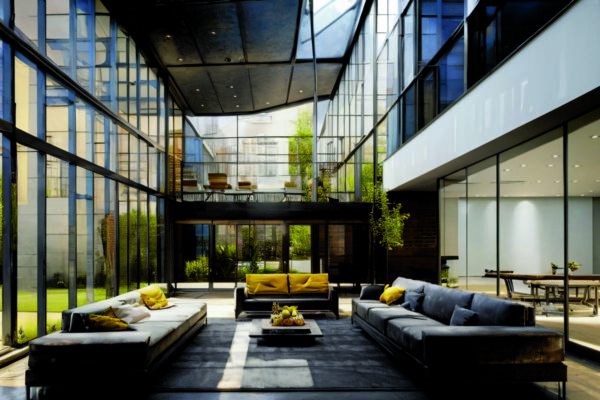 Использование потолочного пространства для хранения сезонных вещей на подвесных платформах