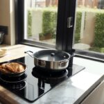 Превратите подоконник в мини-кухню со встроенной индукционной плитой и откидной столешницей