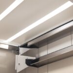 Использование потолочных рельс для подвесных модулей хранения над зонами активности