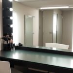 Встроенные столы-невидимки в зеркалах для работы и макияжа