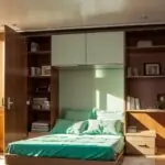 Спальня в шкафу: выдвижная кровать с полками для хранения внутри дверного проема